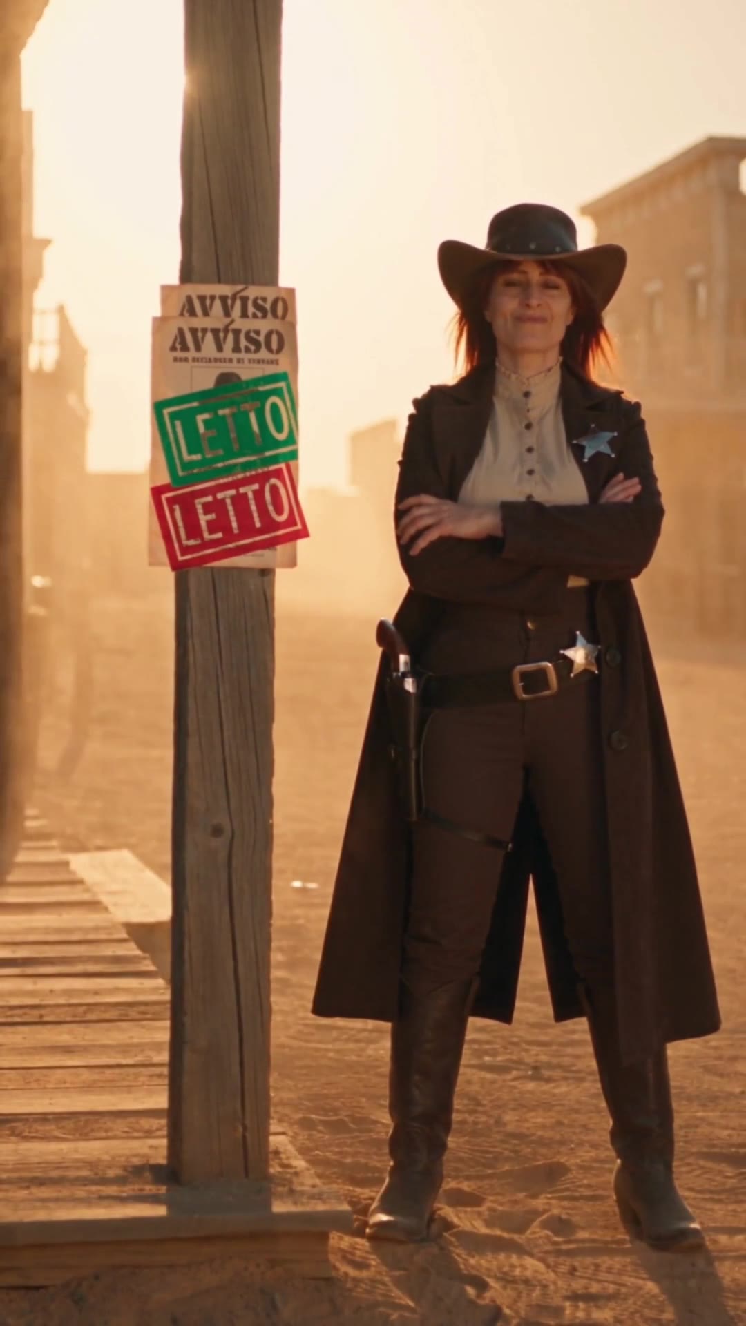 Sceriffo accanto ai manifesti timbrati &laquo;letto&raquo; in una citt&agrave; del Far West